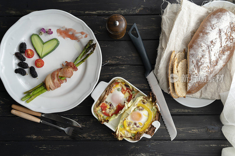 健康早餐:自制面包、烤鸡蛋、培根和蔬菜