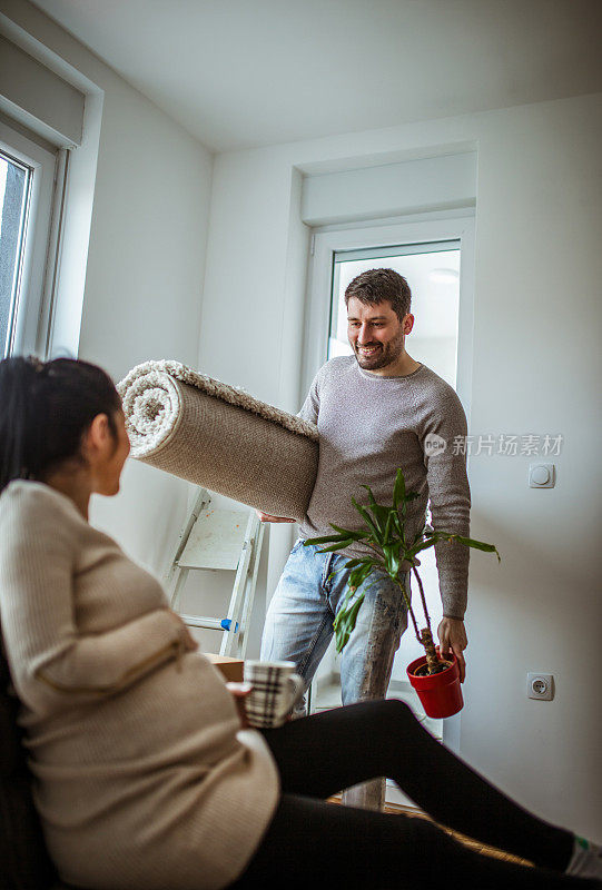 一对年轻夫妇搬进了他们的新房子