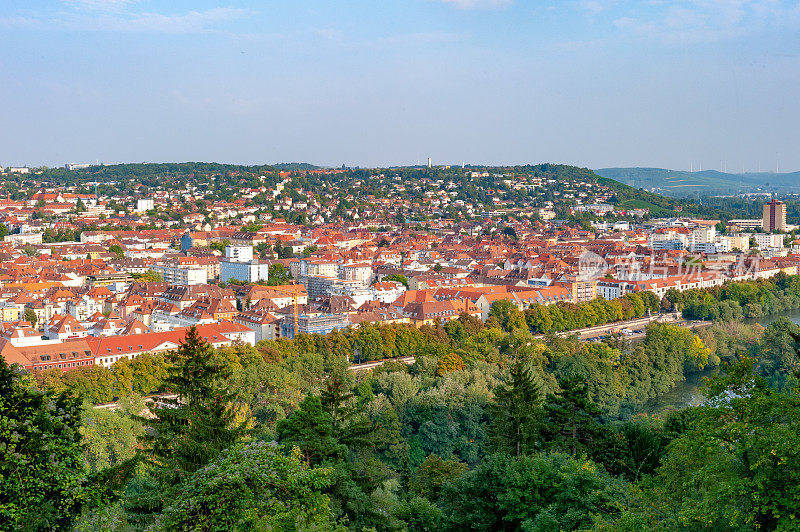 从Käppele庇护所看Würzburg的空中城市视图，德国