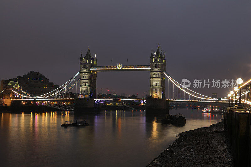 伦敦塔桥黄昏日出雾