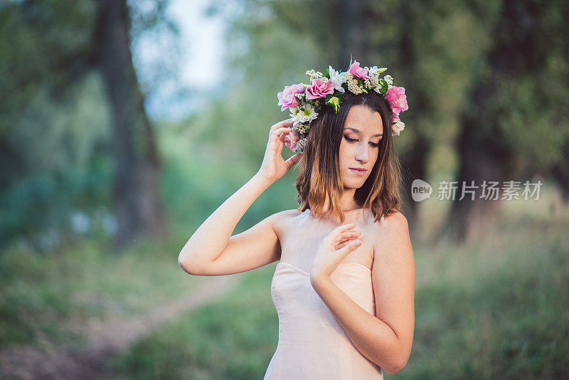 年轻女子戴着花圈在户外享受生活。