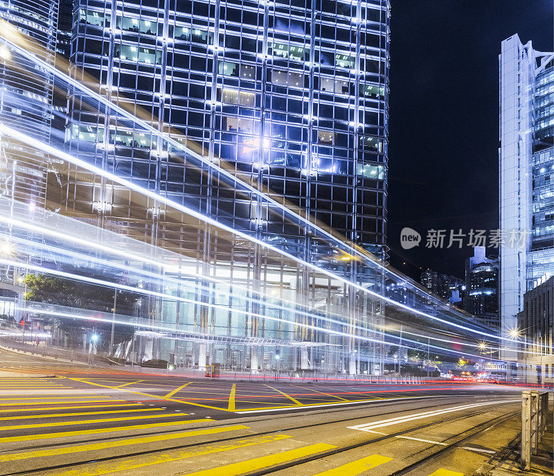 香港中环夜间街道上的汽车步道