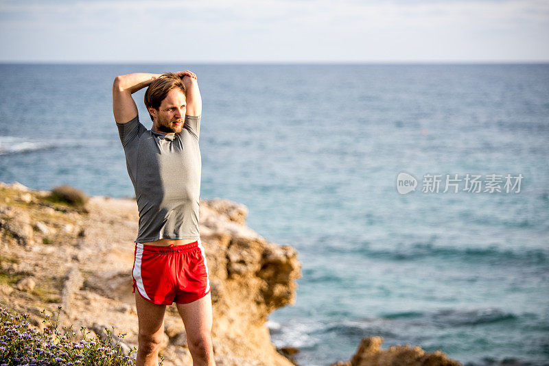 俄罗斯运动员在塞浦路斯的一个岛上伸展和锻炼。