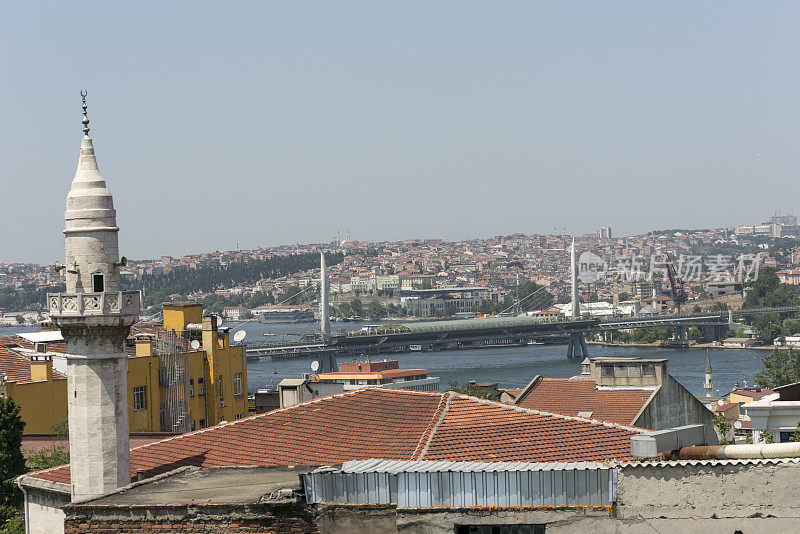 土耳其伊斯坦布尔，米诺努阿克萨拉法提赫附近金角地区的地铁桥