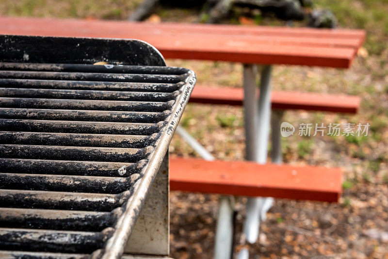 淡季空旷的野营地。