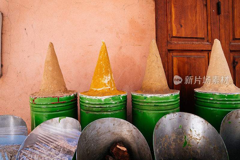 传统的摩洛哥香料呈锥形。马拉喀什古城(麦地那)。