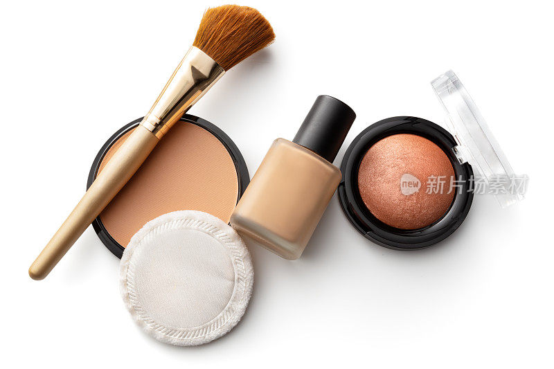 化妆品:粉底，腮红，粉饼和化妆刷隔离在白色背景