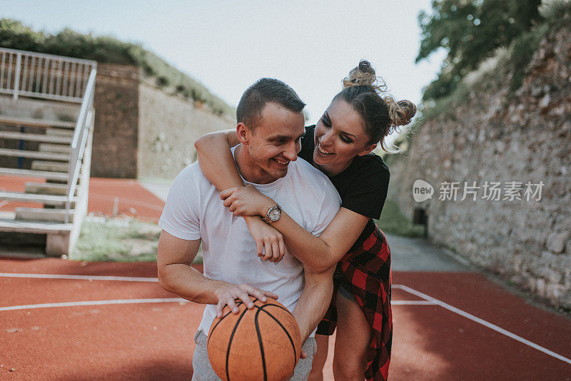 情侣在篮球场