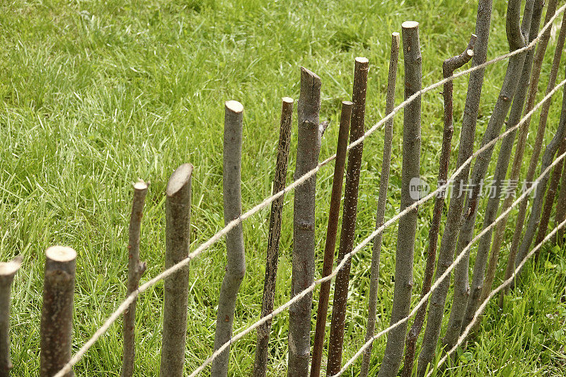 用木杆做成的中世纪篱笆