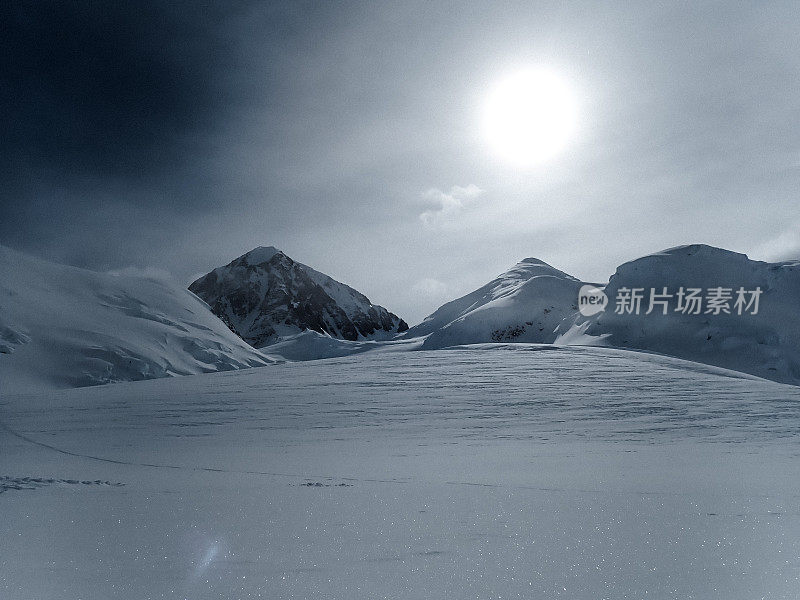 冬季仙境。的雪山风景