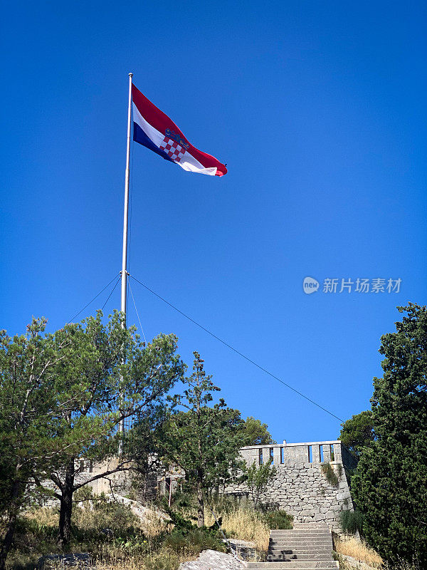 克罗地亚国旗在克罗地亚斯普利特的Marjan山顶飘扬