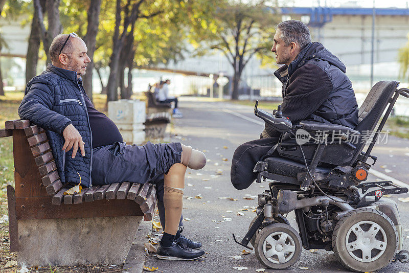 两个残疾人在公园里交谈