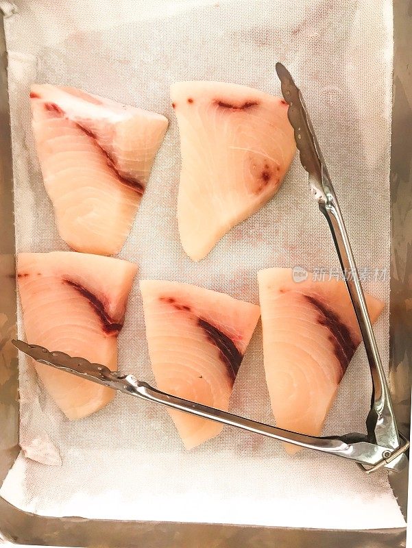 来自太平洋的剑鱼，横滨市场的鱼片