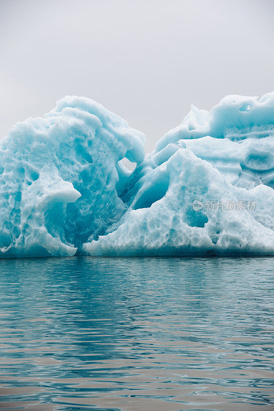 Jokulsarlon冰川湖的漂浮冰山