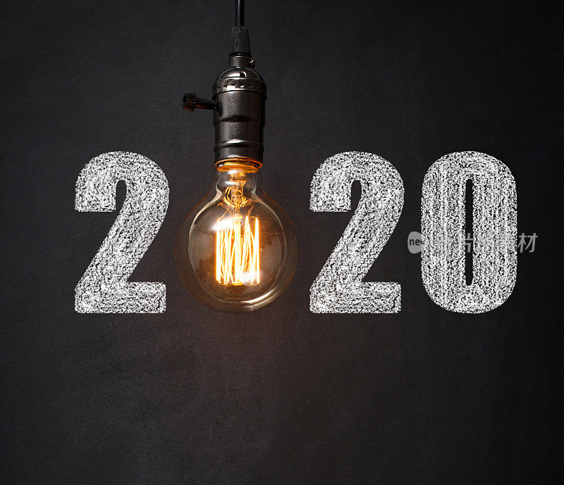 2020年的新年，黑板上有一个灯泡
