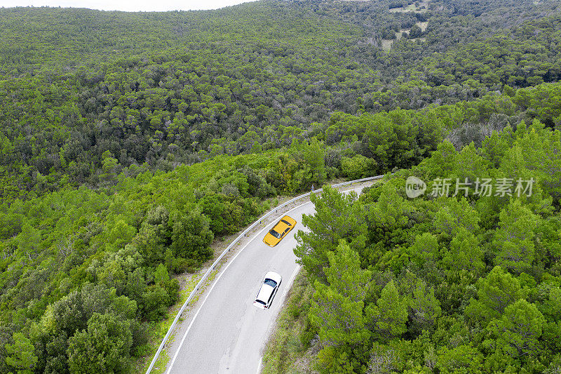 汽车在乡村公路上行驶的鸟瞰图