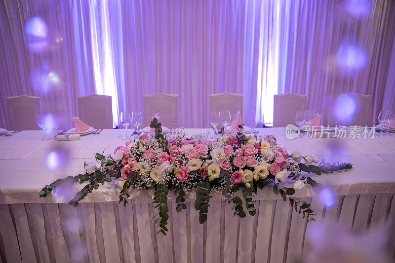 豪华婚宴餐桌装饰。特殊事件表设置。鲜花装饰。