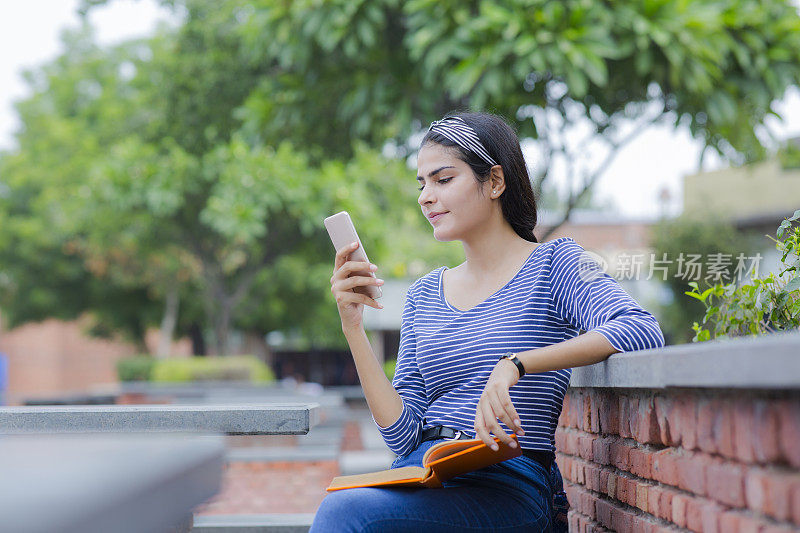 印度女青年大学生的印度民族股票照片