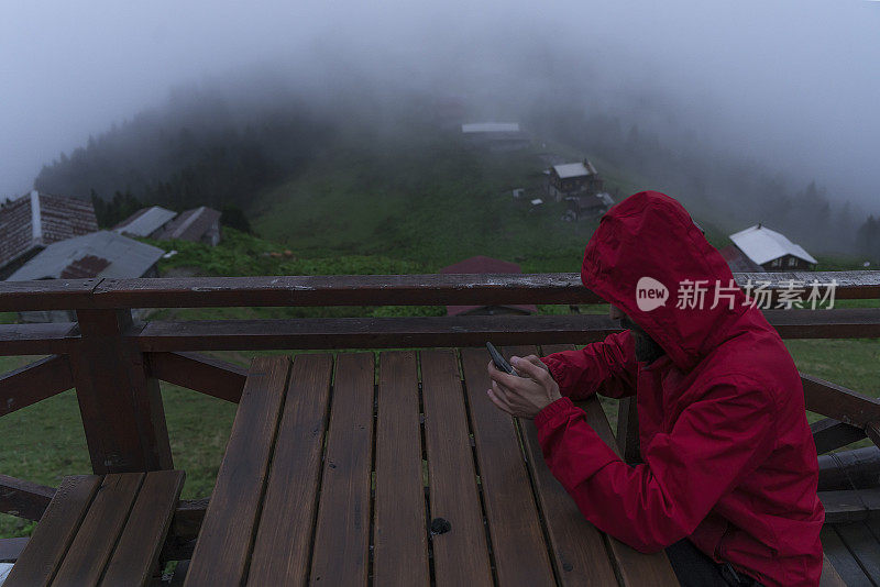 红色雨衣的人