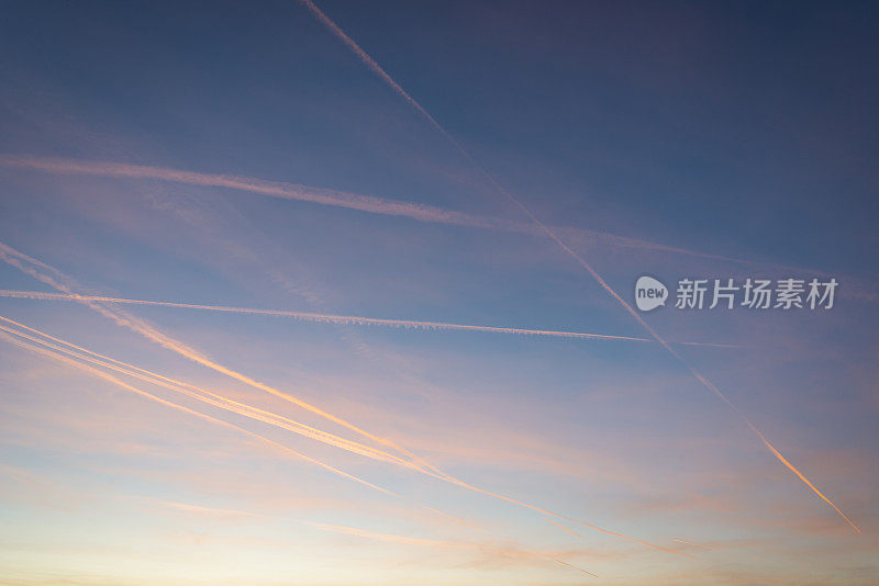 日落时飞机在海面上空的飞行轨迹。