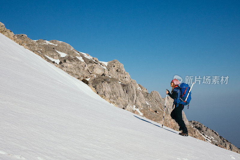 女性高山攀登者在冬天爬山