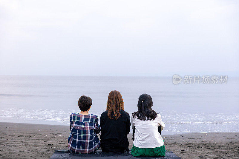 三个女人在看海