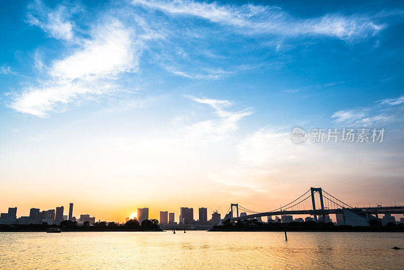 日本东京，虹桥横跨海湾