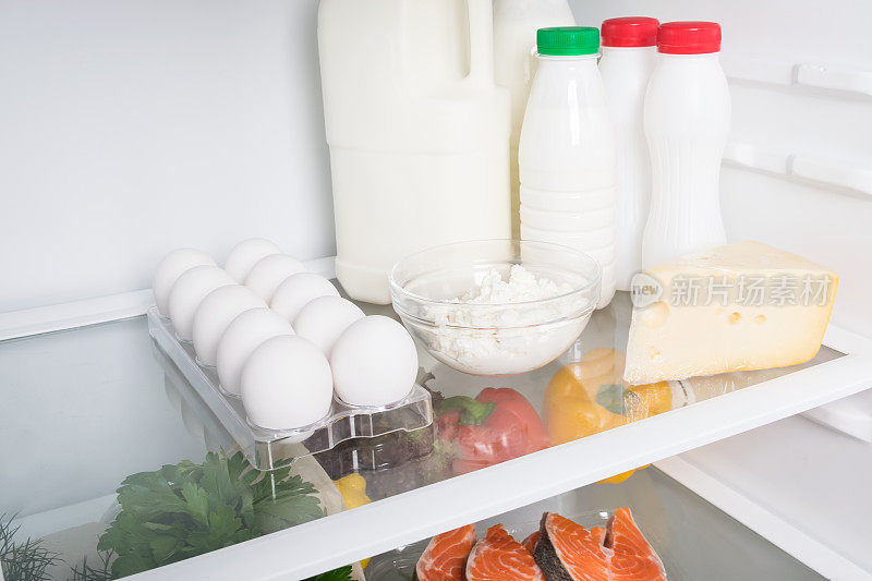 冰箱的架子上有乳制品和奶酪
