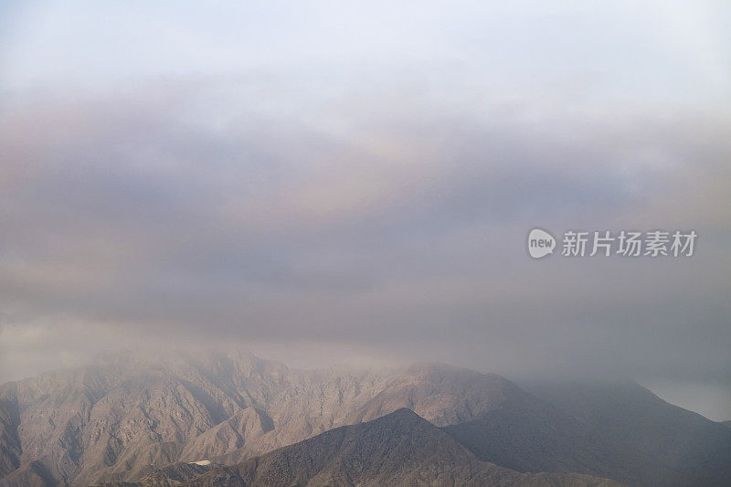 秘鲁北部干旱山区上空的低云