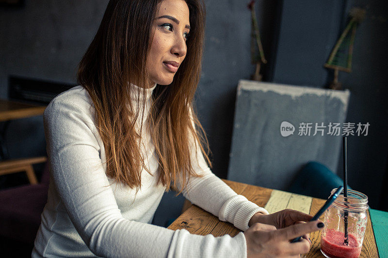 漂亮的女人正从窗户往里看