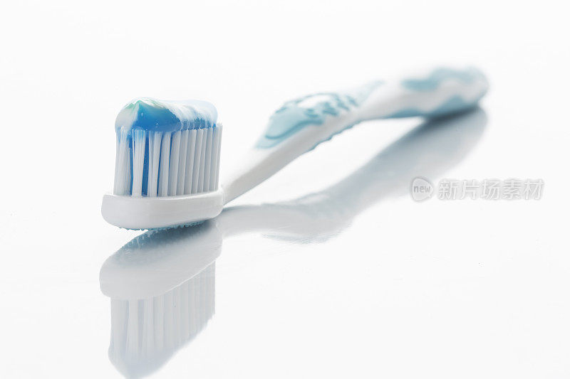 条纹牙膏牙刷