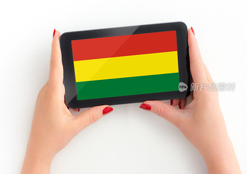 玻利维亚国旗在数字平板电脑在成熟女性的手与个人观点