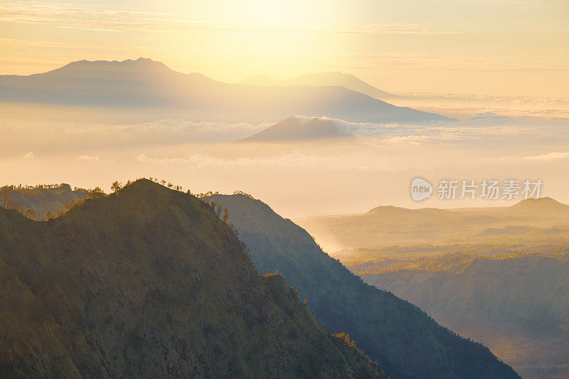 清晨在印度尼西亚东爪哇的布罗莫卡尔代拉。火山的形成有几座火山，以著名的布罗莫火山和塞默鲁火山为背景