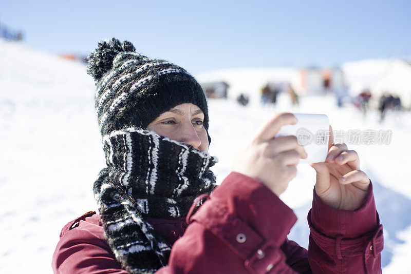 一个女人在滑雪胜地拍照的肖像