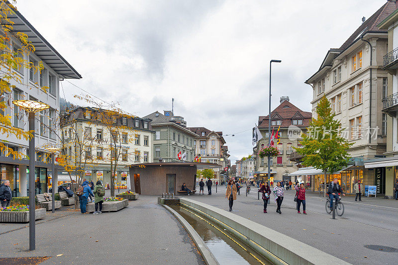 古老的欧洲建筑位于因特拉肯市中心，是瑞士著名的旅游胜地