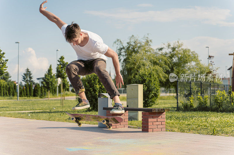 一个年轻人在街上玩滑板