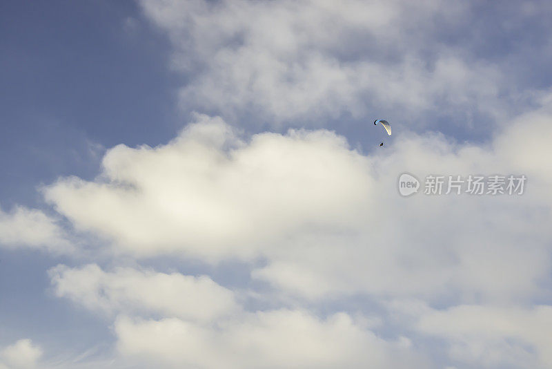 滑翔伞穿过积云，拉霍亚，加州。