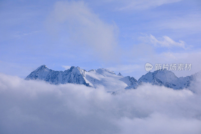 美丽的冬季高山景观滑雪场顶部有雪。阿尔卑斯山，白云岩，意大利，欧洲