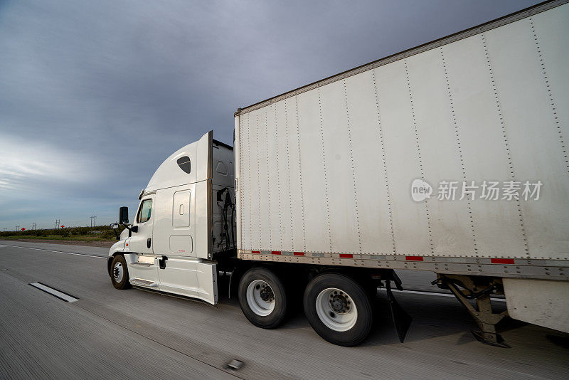 一辆长途半挂车在高速公路上超速行驶的特写镜头