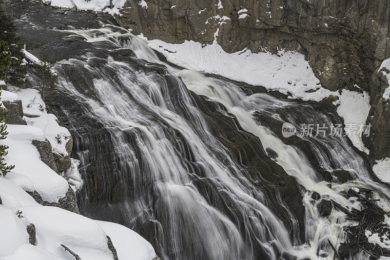 怀俄明州黄石国家公园冬天的长臂猿瀑布