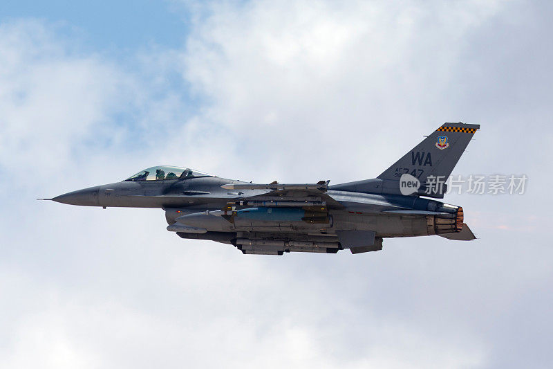 美国空军(USAF)通用动力F-16C(90-0747)从第16武器中队分配到Nellis空军基地的美国空军武器学校。