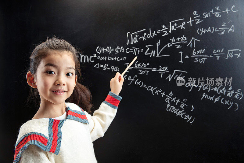 小女孩指着黑板上的数学题