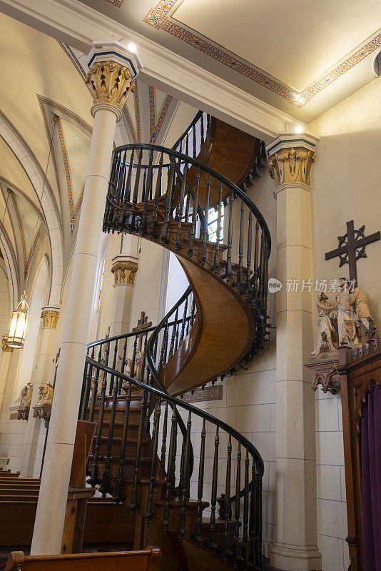 洛雷托教堂内神奇的楼梯