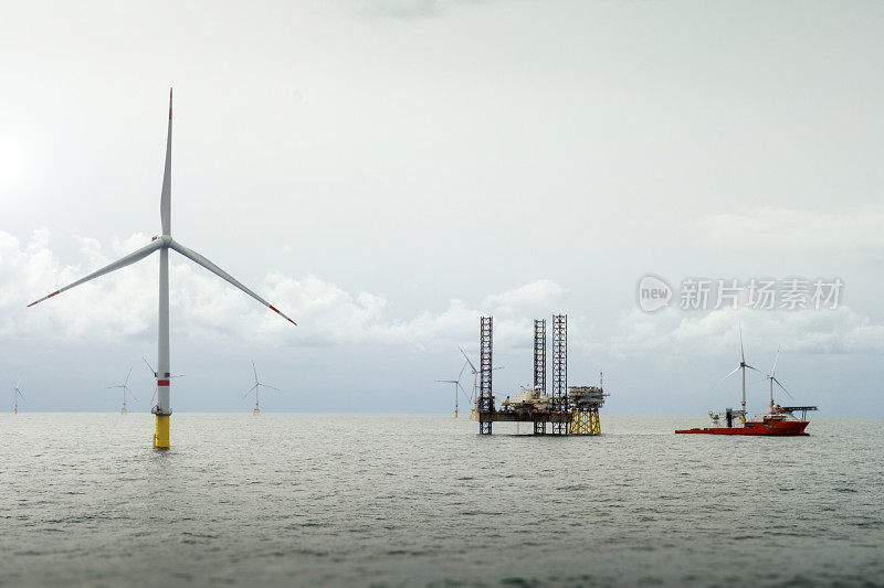 对北海大型海上风电场、海上平台和大型中转船建设的看法。戏剧性的天空和波浪起伏的大海。