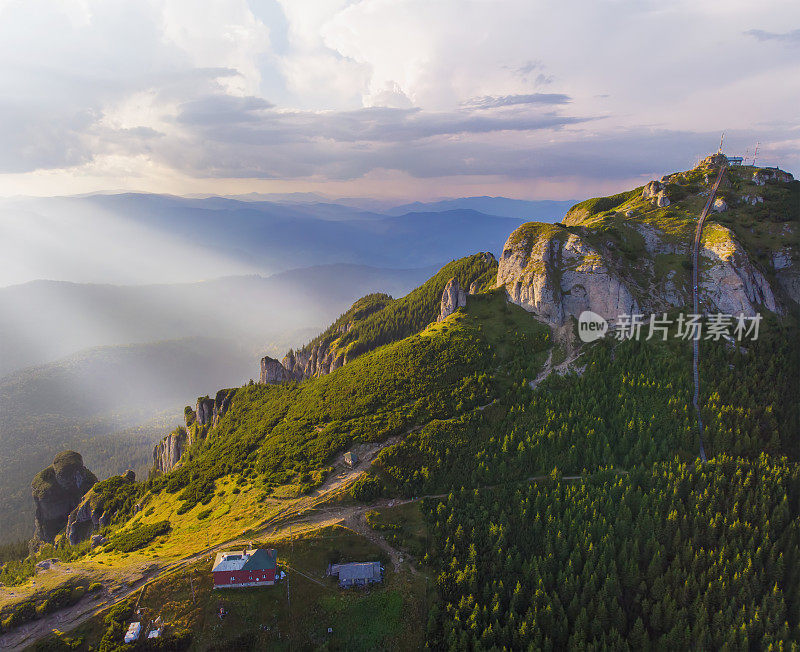 山间小屋和岩石山峰