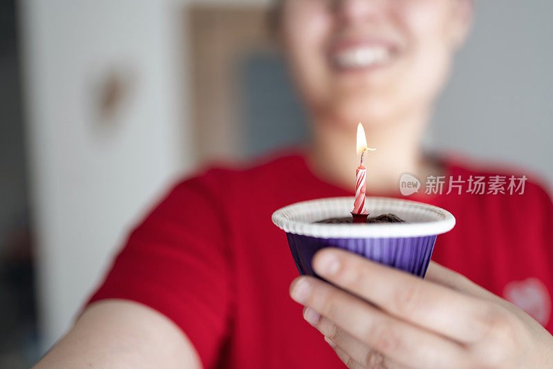 年轻女子在电话会议上庆祝生日