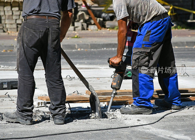 男人们正在修筑道路