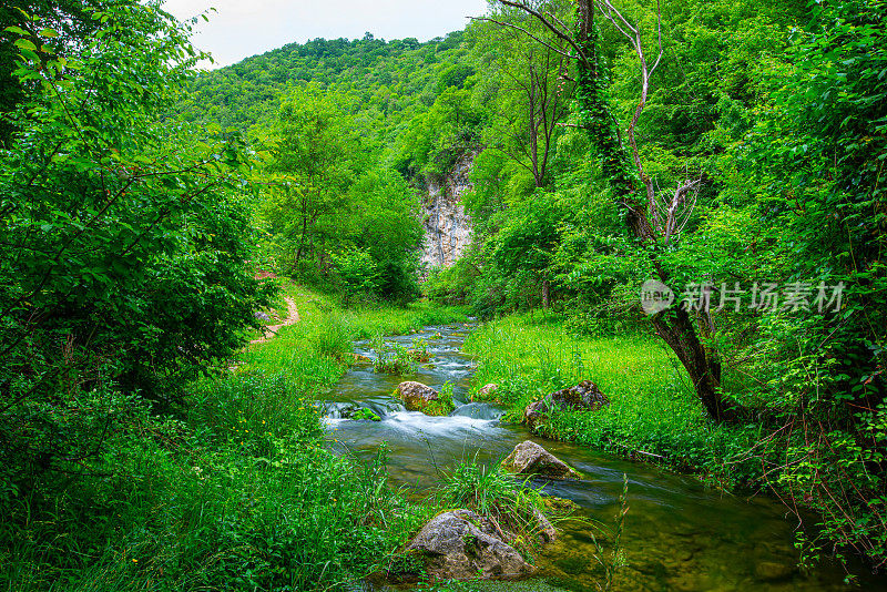 斯达拉平原老山上美丽的山河