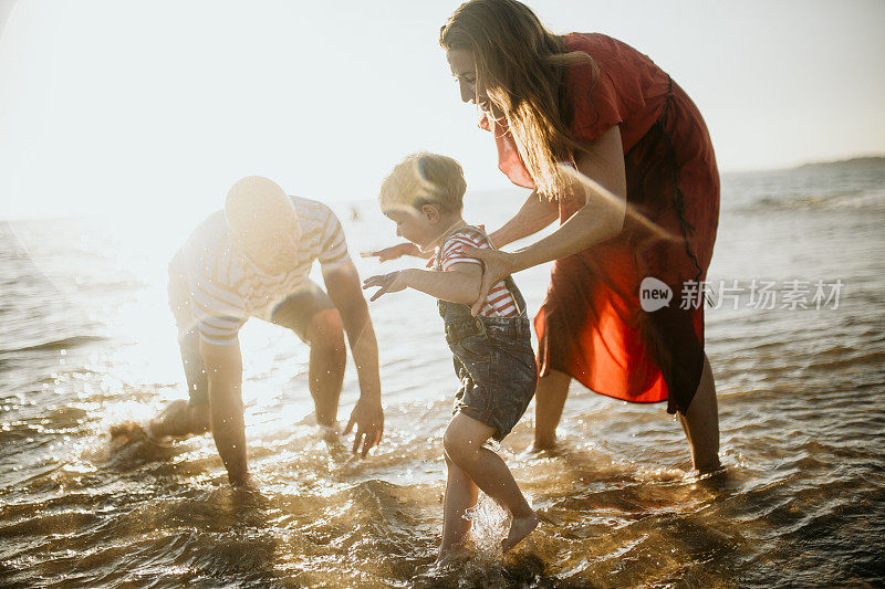一家人在海滩上欣赏日落