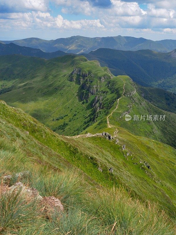 法国康塔尔山脉的火山景观